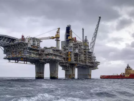 Equinor ASA (NO0010096985) fördert Öl und Gas auf einer typischen Offshore-Plattform in der stürmischen Nordsee - Foto: THN