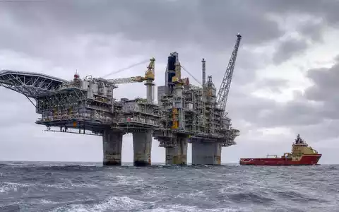 Equinor ASA (NO0010096985) fördert Öl und Gas auf einer typischen Offshore-Plattform in der stürmischen Nordsee - Foto: THN
