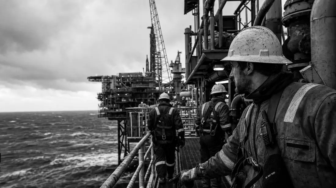 Schwarzweiß-Reportagefoto von Offshore-Arbeitern auf einer Ölplattform in der Nordsee