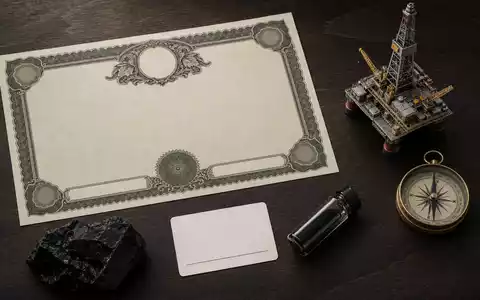 Equinor ASA (NO0010096985) symbolisiert diese Flatlay-Anordnung mit Aktienzertifikat, kleinem Bohrturm-Modell und Rohölprobe im Glas - Foto: THN