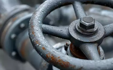 Equinor ASA (NO0010096985) verarbeitet Erdgas durch Anlagen wie dieses Makro-Detail eines rostigen Pipeline-Ventils - Foto: THN