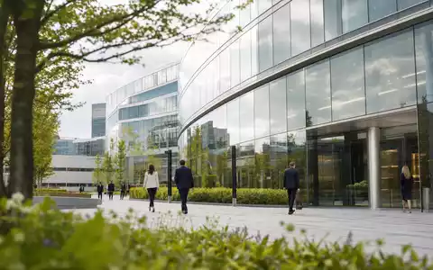 RELX plc (ISIN GB00B2B0DG97) betreibt moderne Bürocampus-Anlagen für globale Informations- und Datenanalyse-Dienstleistungen in London - Foto: THN