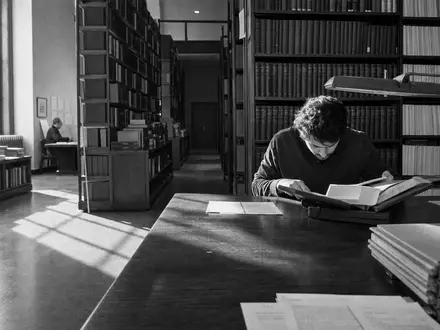 RELX plc (ISIN GB00B2B0DG97) sammelt wissenschaftliche Fachliteratur, wie diese dokumentarische Archiv-Szene symbolisch zeigt - Foto: THN