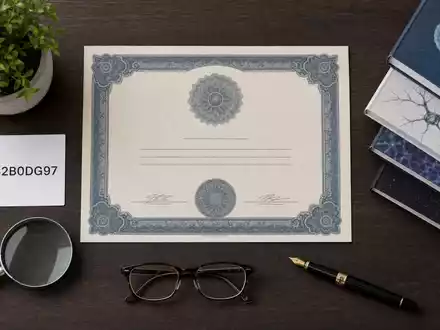 RELX plc (ISIN GB00B2B0DG97) als Investment dargestellt durch Aktienzertifikat, ISIN-Karte und wissenschaftliche Fachbücher im Flatlay - Foto: THN