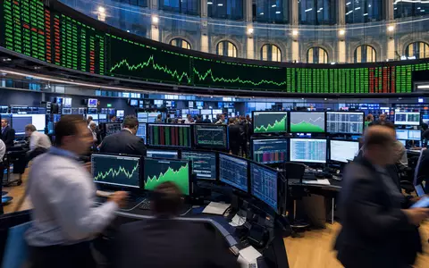 SCOR SE FR0010411983 Euronext Paris Börsensaal Editorial mit Versicherungs-Aktiencharts Händlern und digitalen Kurstafeln Bildschirmen - Foto: THN