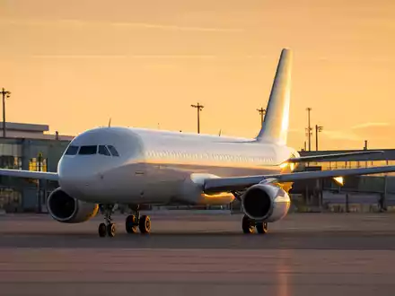Realistisches Foto eines unbeschrifteten Passagierflugzeugs auf Rollfeld zeigt Air France-KLM SA FR0000031122 Luftfahrtbranche - Foto: THN