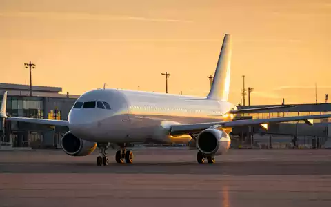 Realistisches Foto eines unbeschrifteten Passagierflugzeugs auf Rollfeld zeigt Air France-KLM SA FR0000031122 Luftfahrtbranche - Foto: THN