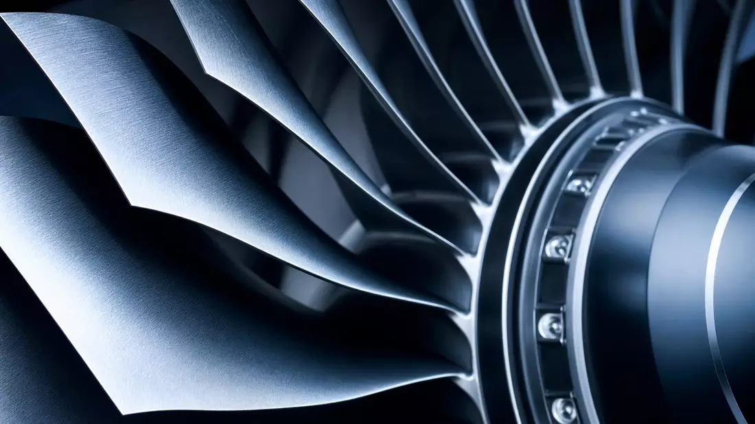 Extreme Nahaufnahme einer Turbinenschaufel eines Flugzeugtriebwerks