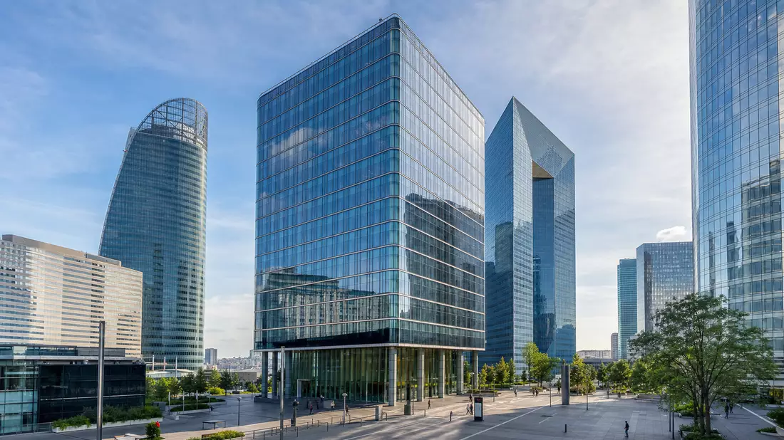 Moderne Glastürme im Pariser Geschäftsviertel La Défense bei Tageslicht