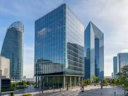 Amundi SA (ISIN FR0004125920) betreibt moderne Bürotürme in Paris La Défense als europäischer Vermögensverwalter - Foto: THN