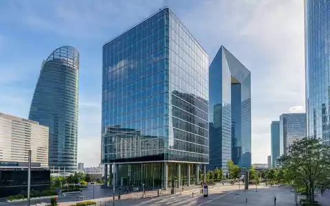 Amundi SA (ISIN FR0004125920) betreibt moderne Bürotürme in Paris La Défense als europäischer Vermögensverwalter - Foto: THN