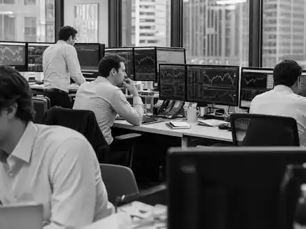Amundi SA (ISIN FR0004125920) beschäftigt Analysten, die im Vermögensverwaltungssektor Marktdaten und Charts auswerten - Foto: THN