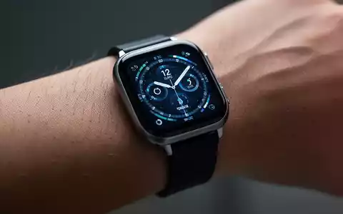 Nahaufnahme einer modernen Smartwatch am Handgelenk, die schlankes Design und digitales Display zeigt. - Foto: über boerse-global.de