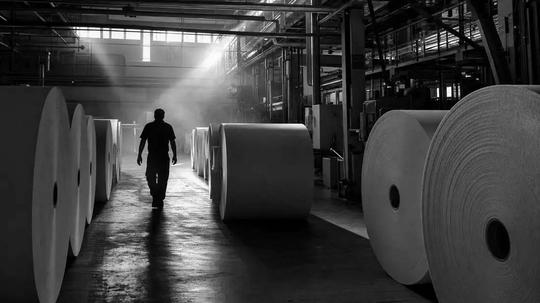 Essity AB SE0009922164: SW-Reportage einer Papierfabrik mit großen Rollen
