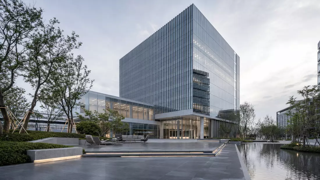 Essity AB SE0009922164: Architektur-Render eines Glas-Bürohochhauses am Wasser