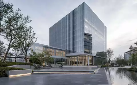 Essity AB (ISIN SE0009922164) präsentiert einen modernen Firmensitz als architektonisches 3D-Render am Wasser - Foto: THN