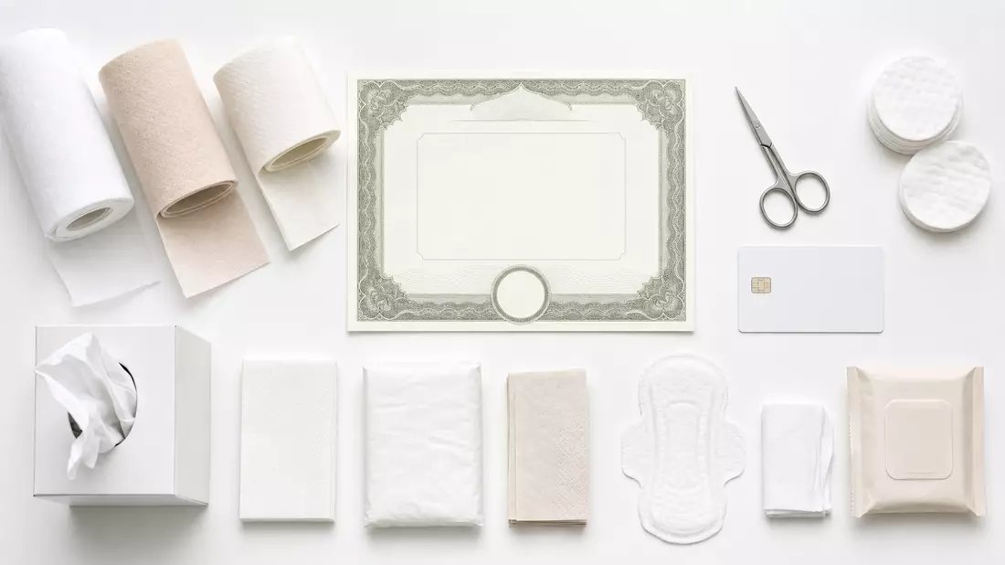 Essity AB SE0009922164: Flatlay mit Aktienzertifikat, ISIN-Karte, Hygieneprodukten