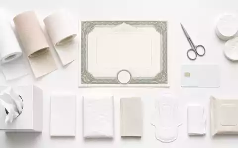 Essity AB (ISIN SE0009922164) zeigt ein Flatlay-Arrangement mit Aktienzertifikat, ISIN-Karte und diversen Hygieneprodukten - Foto: THN