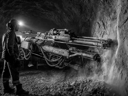 Sandvik AB (SE0000667891) liefert robuste Bergbau-Bohrgeräte für den weltweiten Untertageabbau und die Gesteinsbohrung - Foto: THN