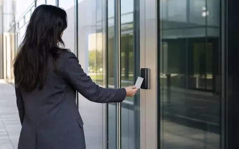 Assa Abloy AB (SE0007100581) steht für elektronische Zutrittskontrolle an modernen Bürogebäuden mit Kartenlesern weltweit - Foto: THN
