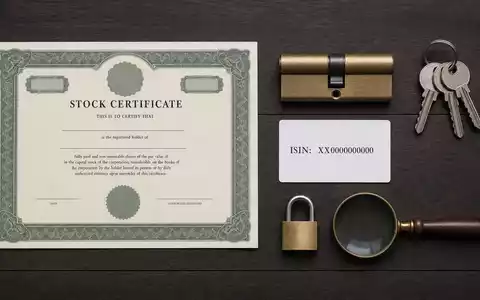 Assa Abloy AB (SE0007100581) symbolisiert dieses Flatlay mit Aktienzertifikat, ISIN-Karte, Schließzylinder und passenden Schlüsseln - Foto: THN