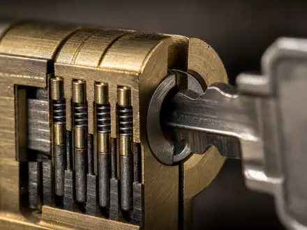 Assa Abloy AB (SE0007100581) entwickelt Präzisionsschlösser, sichtbar in dieser Makroaufnahme eines Messing-Zylinderschlosses mit Schlüssel - Foto: THN