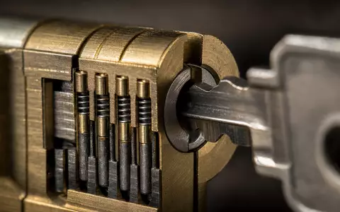 Assa Abloy AB (SE0007100581) entwickelt Präzisionsschlösser, sichtbar in dieser Makroaufnahme eines Messing-Zylinderschlosses mit Schlüssel - Foto: THN