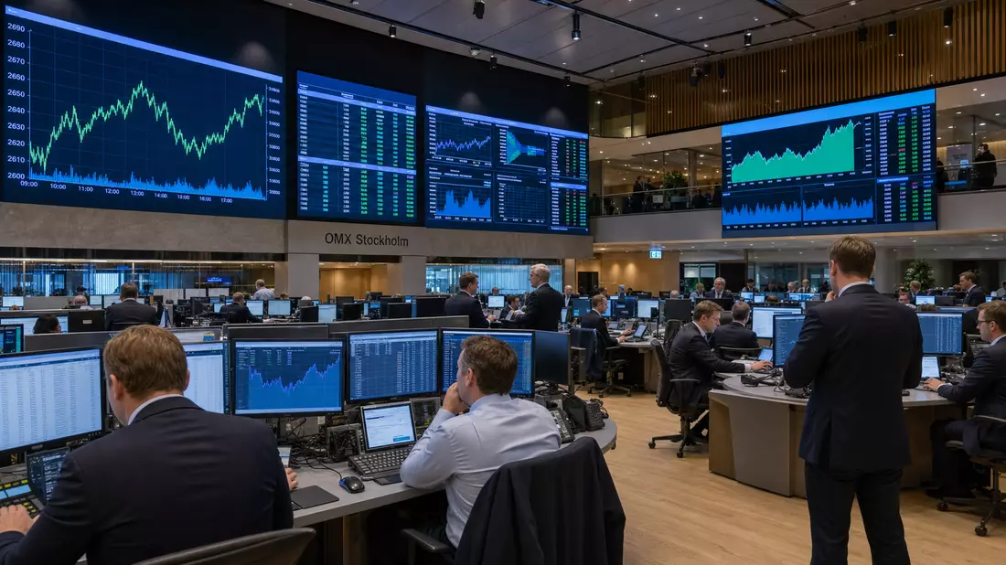 Trading-Floor mit Händlern und Kursbildschirmen unter Hinweis OMX Stockholm