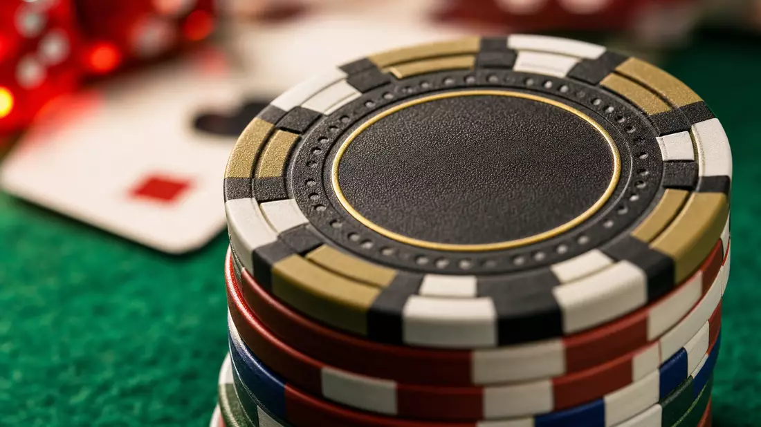 Makroaufnahme gestapelter Casino-Chips mit scharfer Textur auf grünem Filz