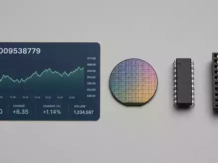 NXP Semiconductors NL0009538779 Flatlay zeigt ISIN-Karte, Wafer-Stück, Mikrochip und IC-Sockel auf grauem Untergrund - Foto: THN