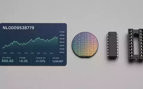 NXP Semiconductors NL0009538779 Flatlay zeigt ISIN-Karte, Wafer-Stück, Mikrochip und IC-Sockel auf grauem Untergrund - Foto: THN