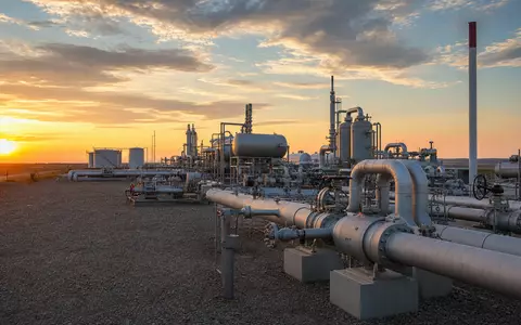 Fotorealistische Erdgas-Kompressorstation im Abendlicht symbolisiert Williams Companies (ISIN US9694571004) als führenden Midstream-Infrastrukturbetreiber in Nordamerika - Foto: THN