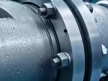 Detailreiche Makroaufnahme einer Rohrflanschverbindung zeigt die technische Präzision der Pipeline-Infrastruktur von Williams Companies, ISIN US9694571004 - Foto: THN