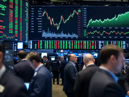 Börsen-Editorialfoto vom Trading-Floor mit Energie-Charts illustriert die Notierung von Williams Companies, ISIN US9694571004 - Foto: THN