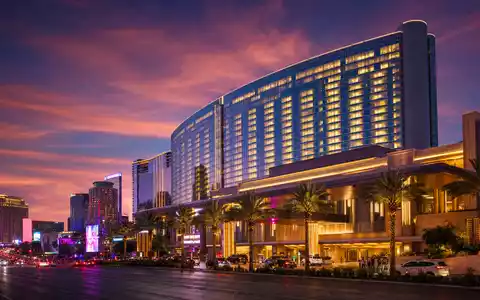 Fotorealistisches Abendbild eines Resort-Hochhauses zeigt MGM Resorts ISIN US5529531015 im Glücksspiel- und Hotelsektor authentisch - Foto: THN