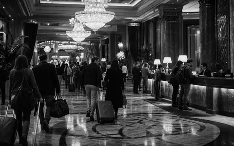 Dokumentarische Schwarzweiß-Reportage einer Hotellobby illustriert MGM Resorts ISIN US5529531015 im Gastgewerbe eindrucksvoll dokumentarisch - Foto: THN