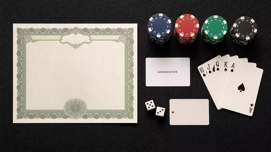 Flatlay mit Aktienzertifikat, Pokerchips, Spielkarten und ISIN-Karte