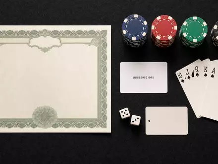 Flatlay-Arrangement mit Aktienzertifikat und Spielchips repräsentiert MGM Resorts ISIN US5529531015 im Glücksspielsektor anschaulich und ordentlich - Foto: THN