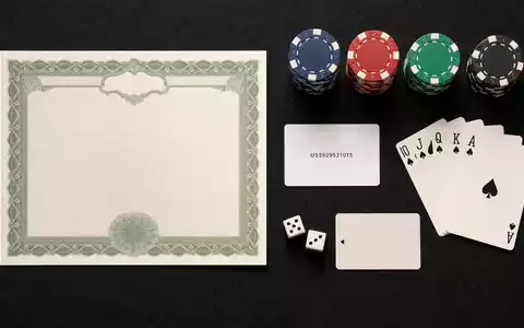 Flatlay-Arrangement mit Aktienzertifikat und Spielchips repräsentiert MGM Resorts ISIN US5529531015 im Glücksspielsektor anschaulich und ordentlich - Foto: THN