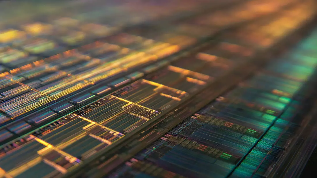 Extreme Nahaufnahme einer glänzenden Silizium-Wafer-Oberfläche mit Schaltkreisen