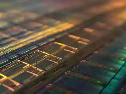 Makroaufnahme einer Silizium-Wafer-Oberfläche, thematisch verbunden mit Microchip Technology, ISIN US5950171042, feine Schaltkreisstrukturen sichtbar - Foto: THN