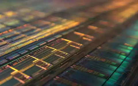 Makroaufnahme einer Silizium-Wafer-Oberfläche, thematisch verbunden mit Microchip Technology, ISIN US5950171042, feine Schaltkreisstrukturen sichtbar - Foto: THN