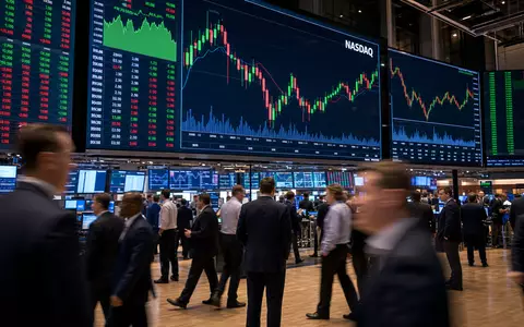 Börsen-Editorial-Foto vom Handelsparkett mit Kurscharts, passend zur NASDAQ-Notierung von Microchip Technology, ISIN US5950171042, dynamische Szene - Foto: THN