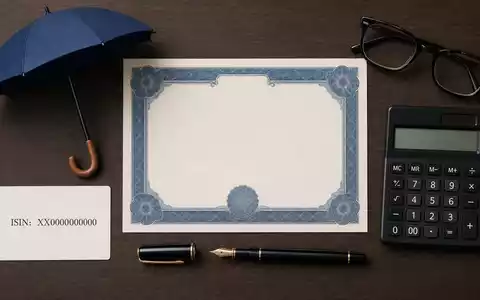 Flatlay mit Aktienzertifikat, ISIN-Karte und Versicherungssymbolen, thematisch zu MetLife Inc., ISIN US59156R1086 - Foto: THN