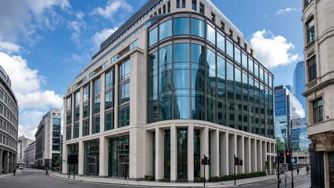 Modernes Bankgebäude in London bei Tag, fotorealistisch