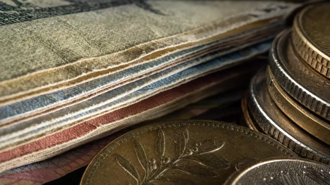 Makroaufnahme von Banknoten und Münzen in Nahaufnahme