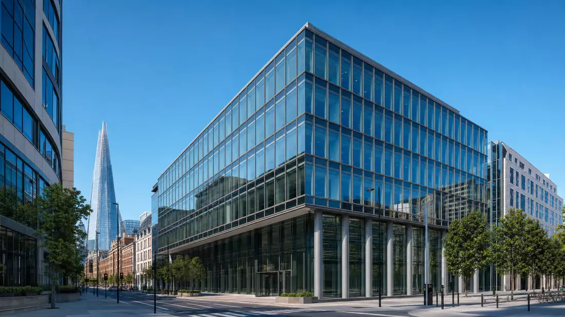 Modernes Bürogebäude in London als Sinnbild für Great Portland Estates plc