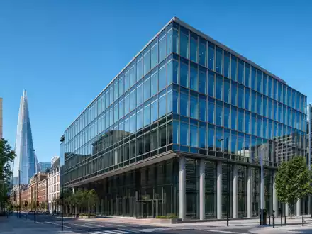 Modernes Londoner Bürohochhaus zeigt Great Portland Estates plc, ISIN GB00B01FLL16, im zentralen Immobilien-Portfolio - Foto: THN