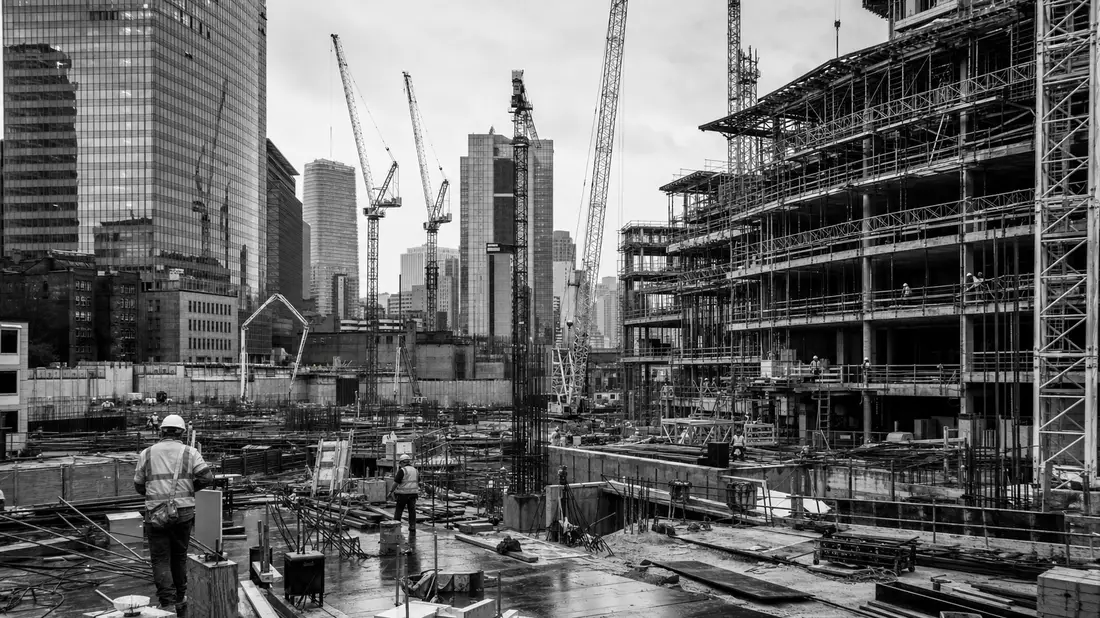 Schwarzweiß-Dokumentarfoto einer Baustelle in der Londoner Innenstadt