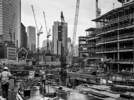 Schwarzweiß-Reportagefoto dokumentiert Baustelle, passend zu Great Portland Estates plc, ISIN GB00B01FLL16, Immobilienentwicklung - Foto: THN